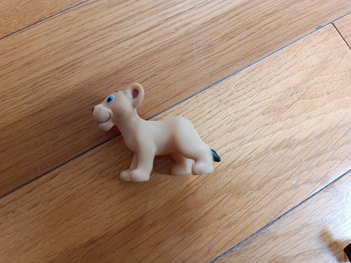 Figurine lionceau qui ressemble à Simba - photo numéro 4