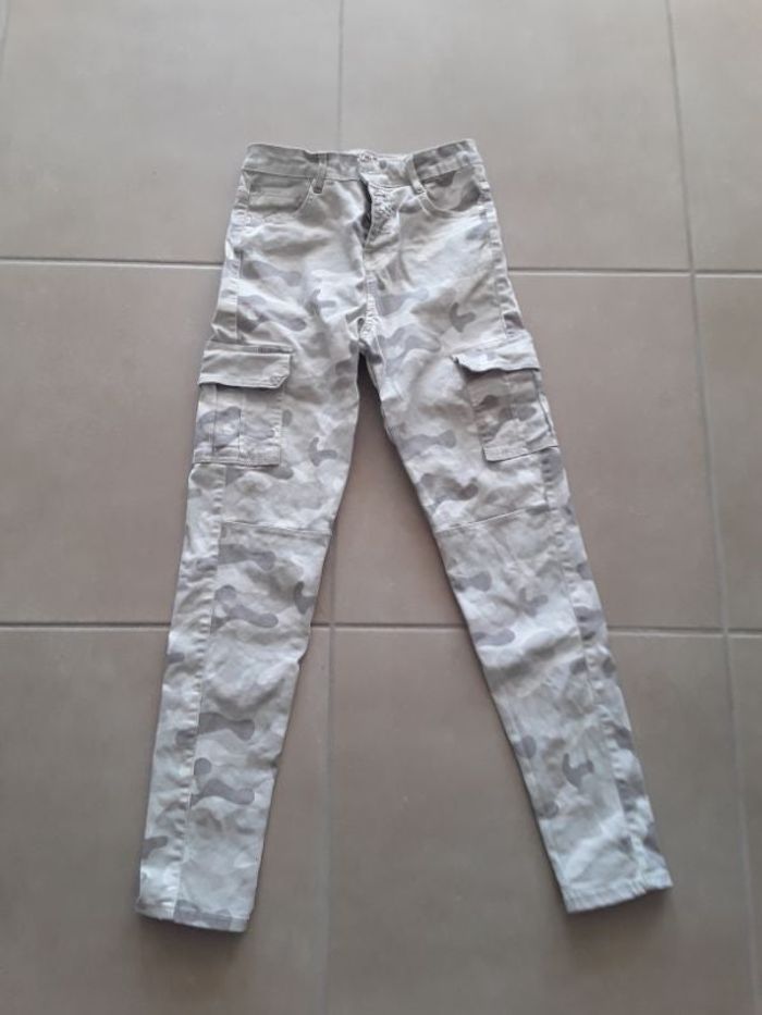 Pantalon imprimé militaire beige en 34 JENNYFER TBE