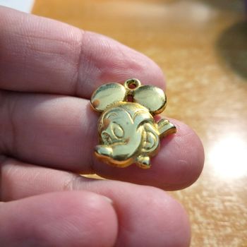 fève pendentif mickey doré disney