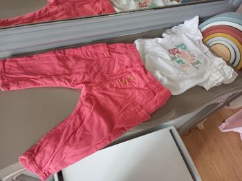 Ensemble t-shirt blanc et pantalon rose 9 mois