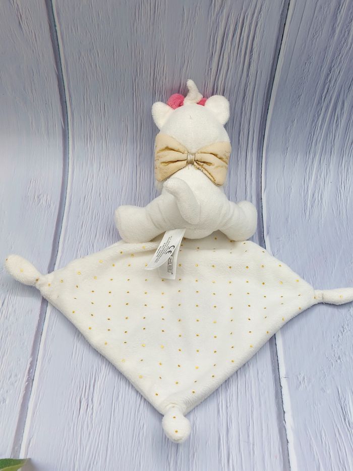 Peluche doudou chat Marie mouchoir blanc étoiles dorées Disney Simba Toys nœud dos - photo numéro 3