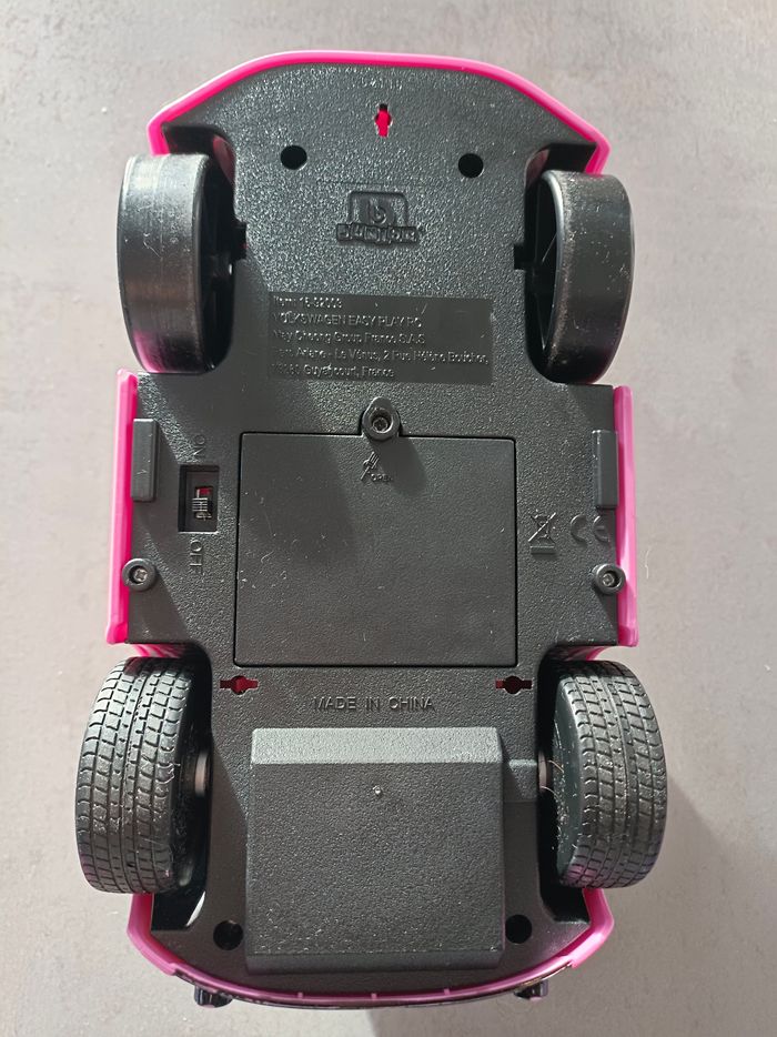 Voiture télécommandée Volkswagen rose - photo numéro 4