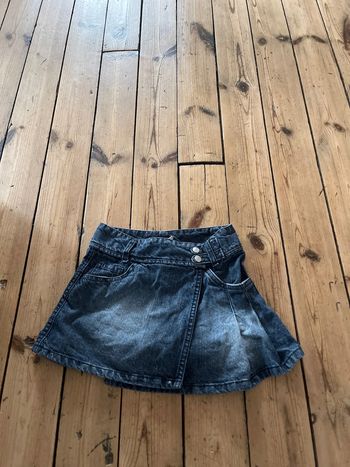 Jupe, tape-à-l’œil taille cinq ans