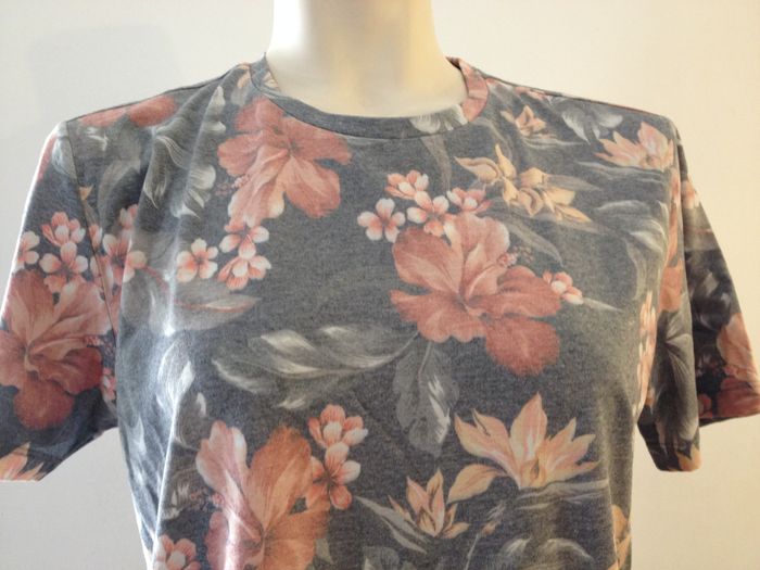 T shirt floral ✧ col rond ✧ manches courtes ✧ look masculin ✧ taille 36 ✧ Teddy Smith