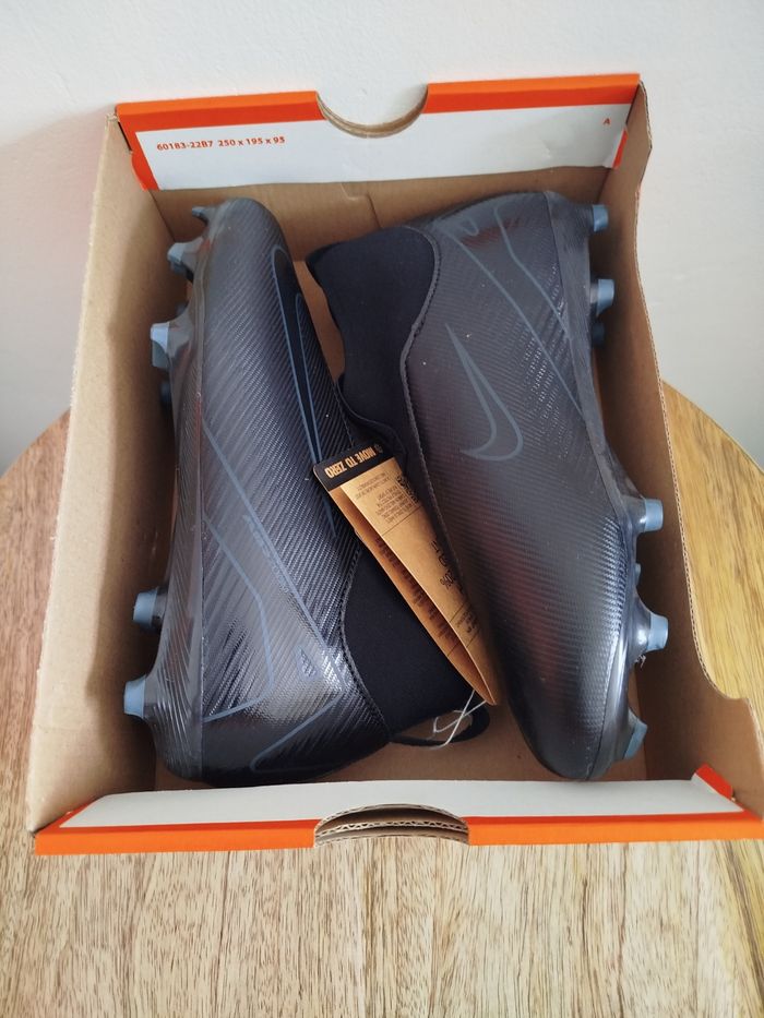 Crampons Nike T 36 - photo numéro 9