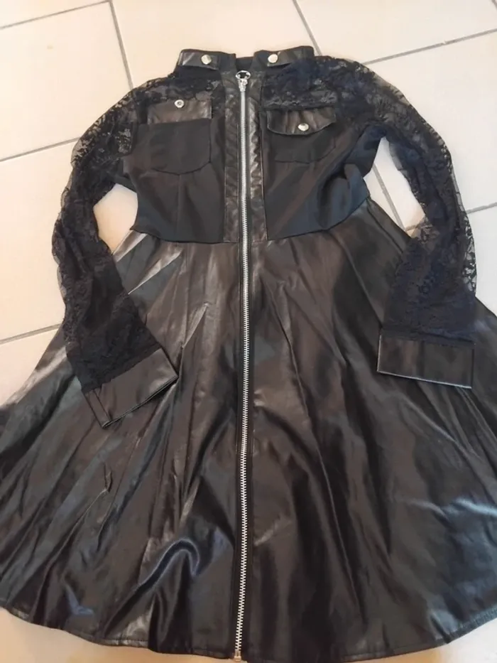 Robe noir similicuir et dentelle