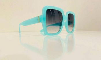 Lunette de soleil femme carrée turquoise verres dégradés uvprotection catégorie 2