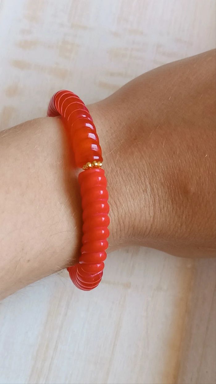 Joli bracelet en tubes acryliques rouges