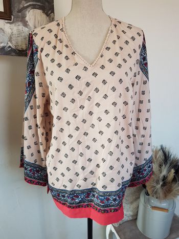 Haut multicolore, manches en pointes évasées. RIU. Taille 4 44, 55cm aux aisselles, 66cm de haut.