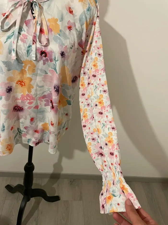 Blouse Milan Kiss fleuri taille M - col lavallière et manches bouffantes - photo numéro 3