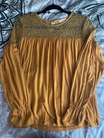 Haut avec de la dentelle sur les épaules