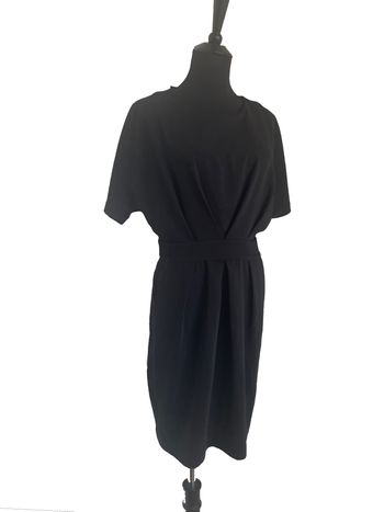 🌸 Robe noire cintrée. Avec poches. Dos nues.Taille 38. Neuve
