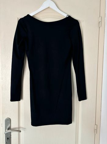 Robe dos nus à manches longues
