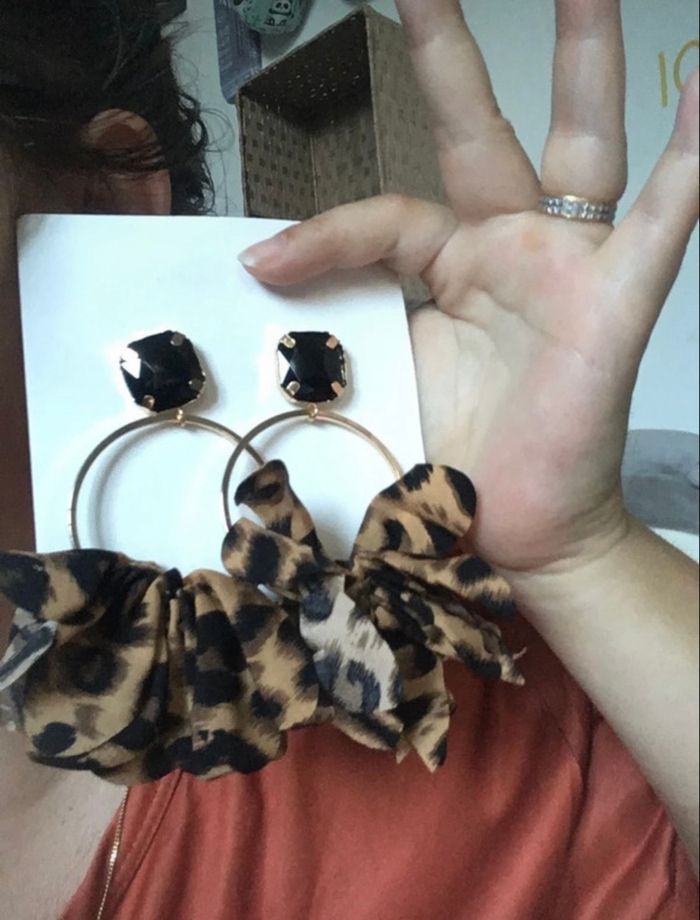 Créoles à froufrous  NEUVES avec étiquette femme couleurs marron et noir - photo numéro 3