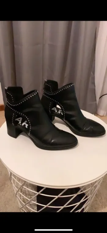 Bottines Noires cloutées (Zara)