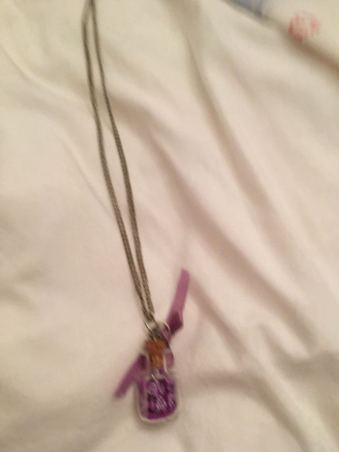 Pendentif fiole avec mini cœurs violets - photo numéro 2