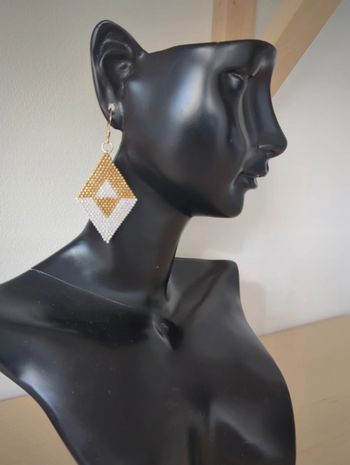 Boucles d'oreilles pendantes / triangles inversés / doré et blanc / tissage / miyuki
