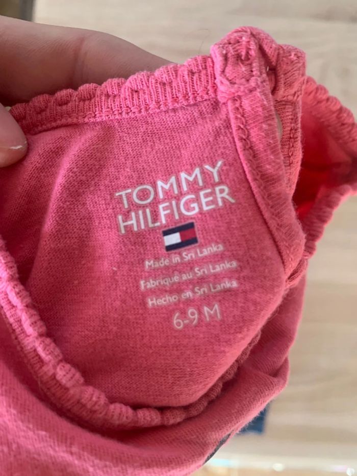 Ensemble jeans + t shirt tommy hilfigher taille 6 mois - photo numéro 3