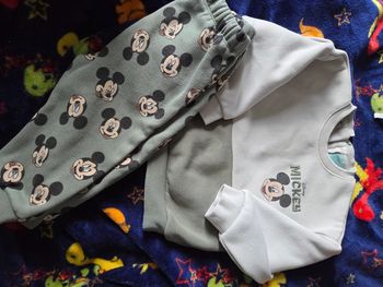 Ensemble Mickey taille 18 mois.