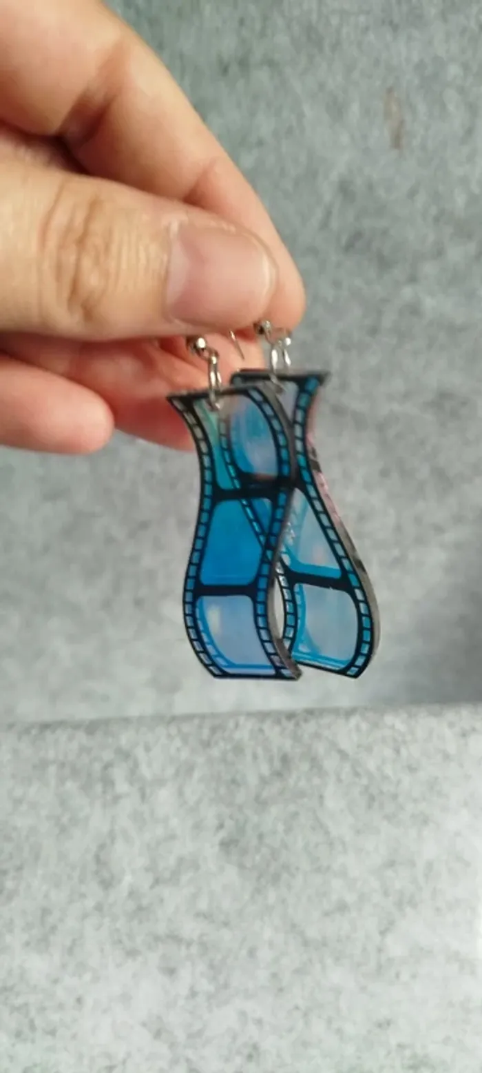 🍄 Boucles d’oreilles ▪ bande de cinéma en acrylique effet holographique - photo numéro 2