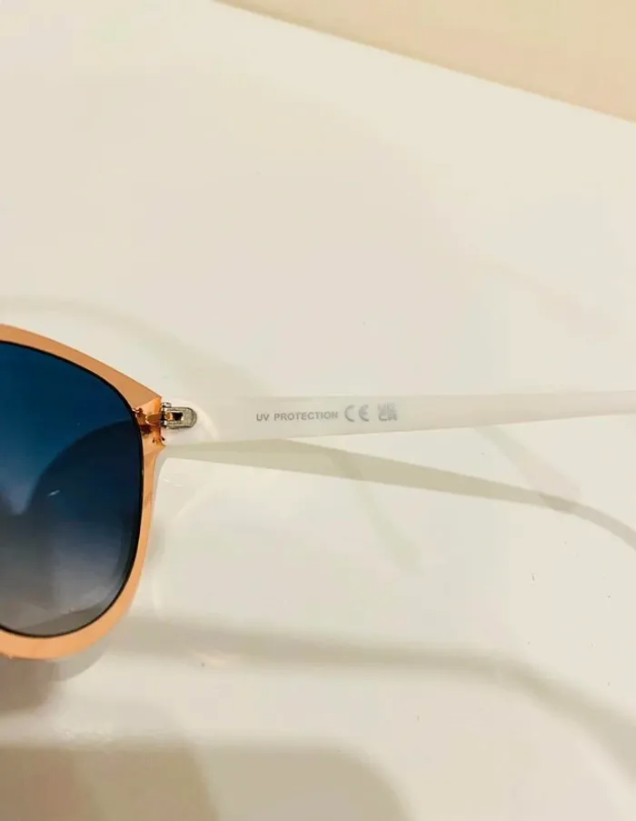 Lunette de soleil femme blanche et dorée verres bleus dégradés UV protection catégorie 2 - photo numéro 4