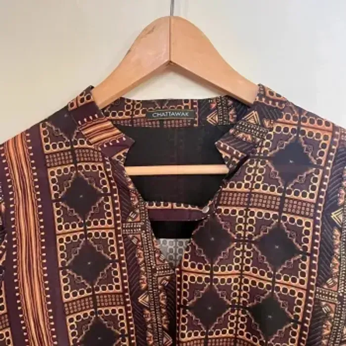 Blouse fluide imprimé ethnique noir et camel Chattawak – taille M, col tunisien V041 - photo numéro 4