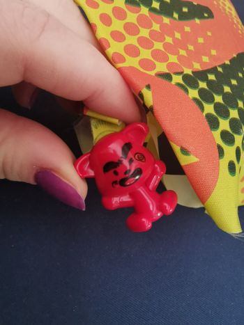Figurine kinder petit monstre rouge sur parachute