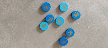 Lot de perles rondes couronnes en bois bleu x8