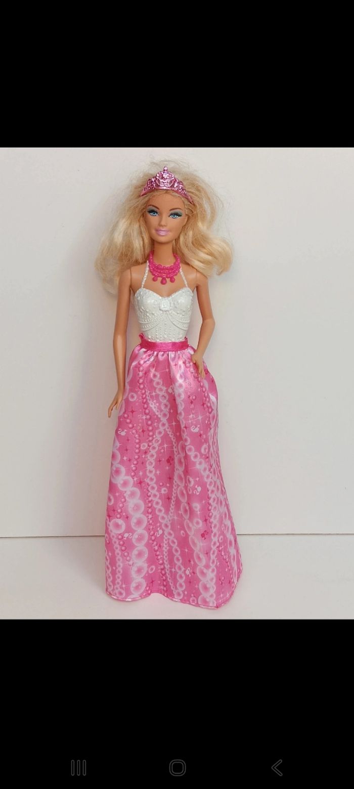 Poupée mattel Barbie Fashion Meets Fairytale Series x9439
Poupée et ensemble compris