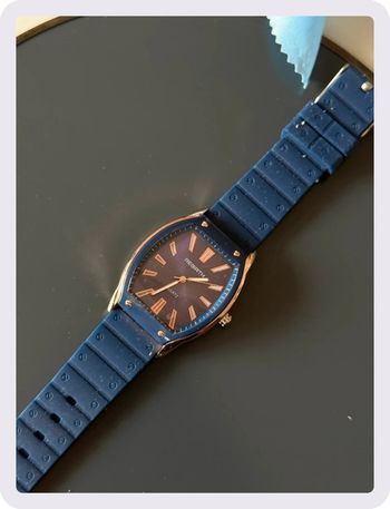 Montre bleue à cadran bleu