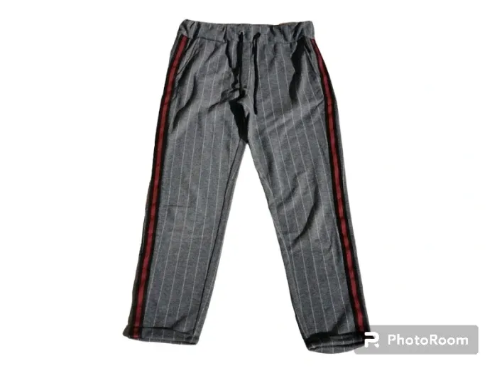 Pantalon jennyfer taille S, gris rayé blanc avec bande bordeau et noire