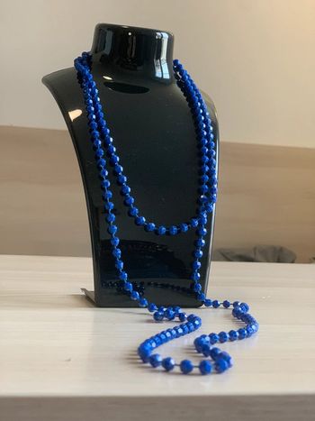 Collier bleu marine.