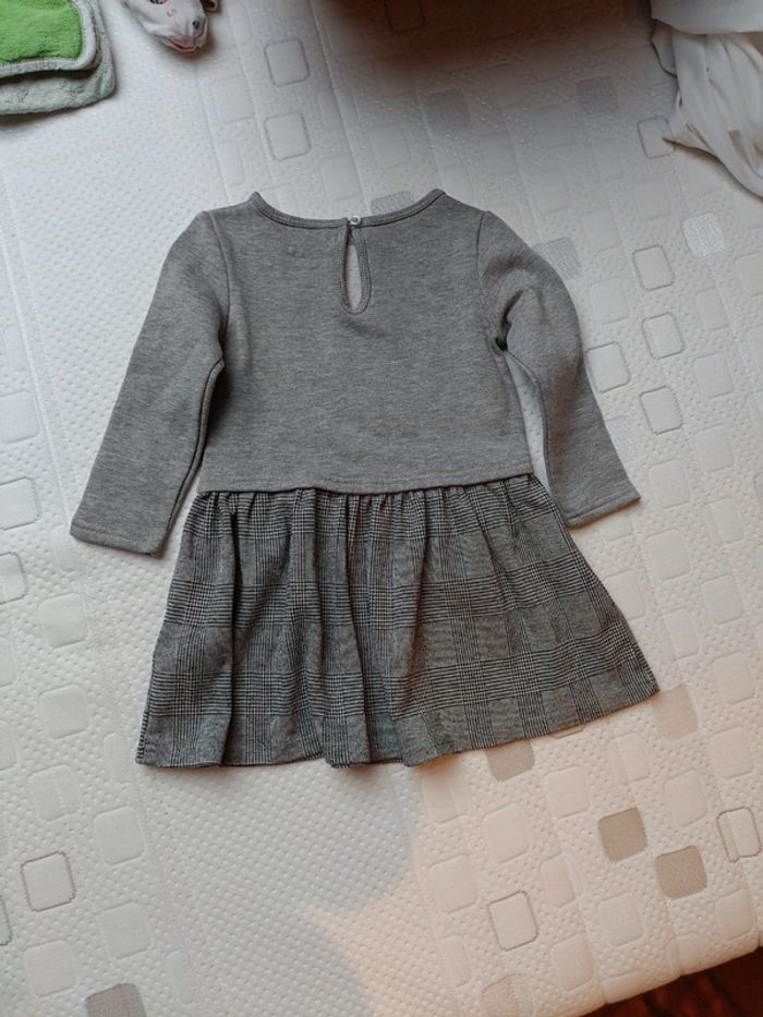 Robe grise dans repassage chaude - photo numéro 3