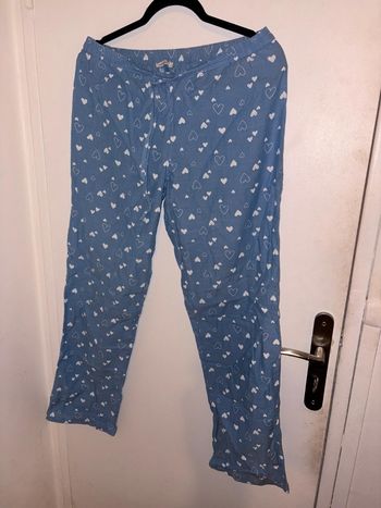 Un bas de pyjama bleu