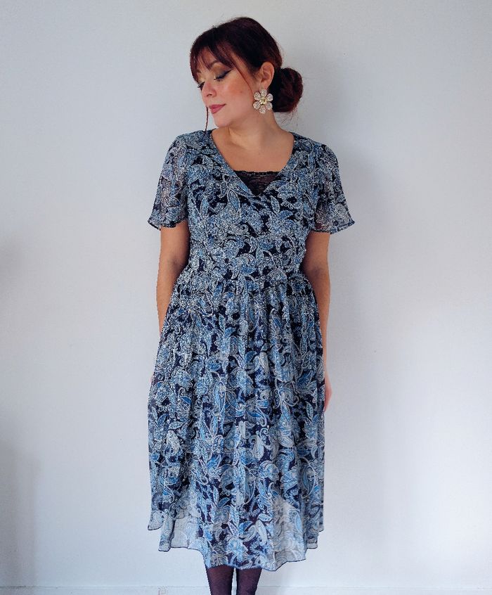 Robe longue voilage dentelle bleu motif paisley cachemire tendance Naf Naf Taille 38 M
Très bon état - photo numéro 2