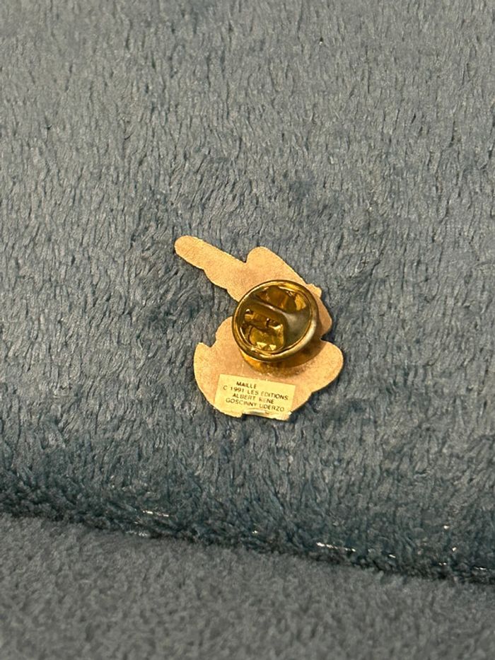 Pin’s broche Astérix maille 1991 éditions Albert rene goscinny uderzo - photo numéro 2