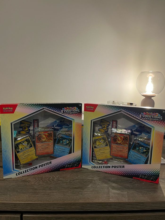 Pokémon - Coffret Poster EV8.5 - Évolutions Prismatiques