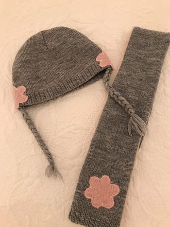 Ensemble bonnet et écharpe gris avec fleur rose