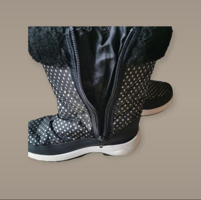 Boots de neige fourrées snow field noir étoiles argentées et ponpons pointure 31 - photo numéro 3