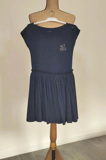 25 € Robe Ikks bleu marine effet pailletée 8 ans