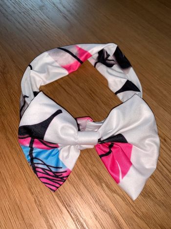 Bandeau tissu Tao tape à l’œil  Motif géométriques blanc noir rose-fuchsia bleu Noeud sur le dessus