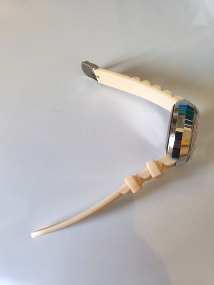 Montre femme
Il faut remettre une pile - photo numéro 2