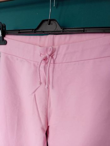 Legging rose avec bas évasés