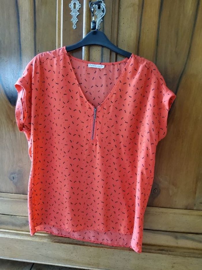 Blouse corail plumetis et noeuds noirs