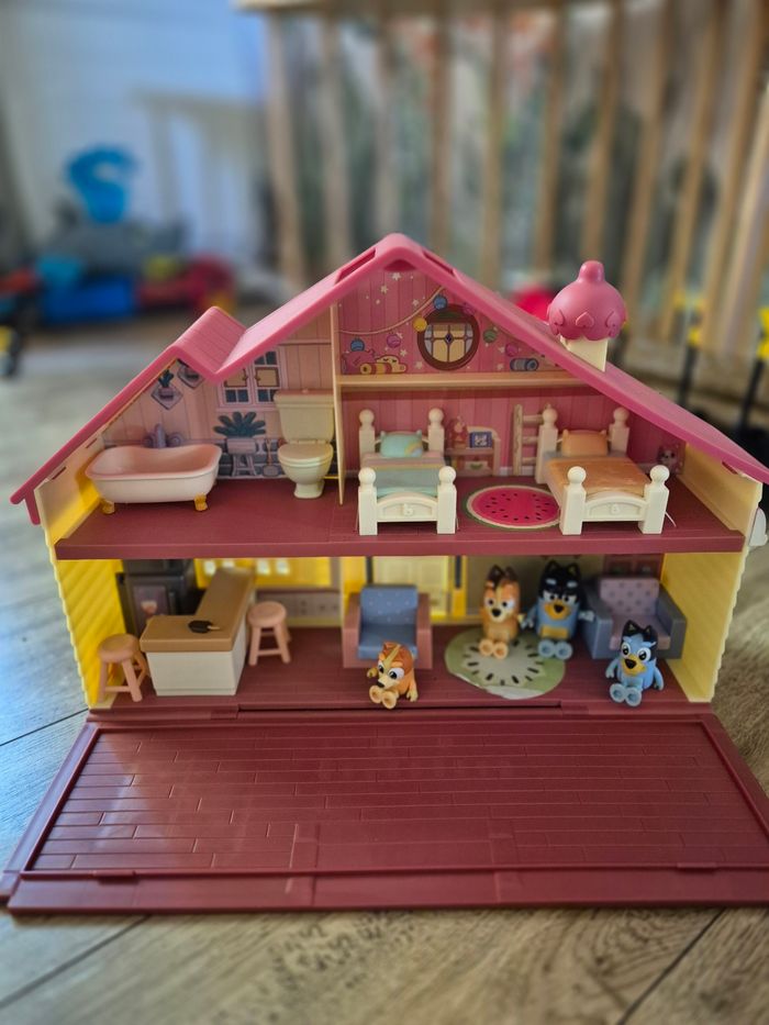 Maison de bluey avec personnages