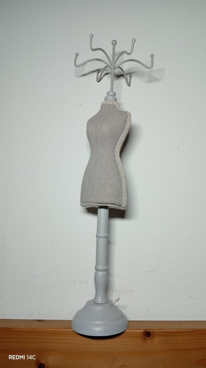 Porte bijoux tissu et bois, tête rotative métal,