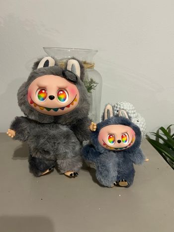 Grand Labubu gris
