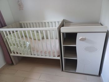 Chambre bébé lit et commode