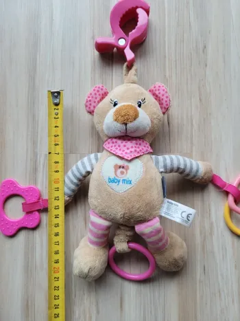 Jouet de voyage avec anneau de dentition pour bébé.