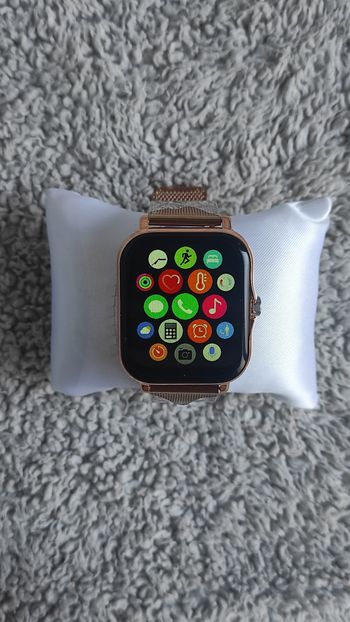 ✨ Montre connectée au design doré chic, idéale pour un usage quotidien ou comme idée cadeau.